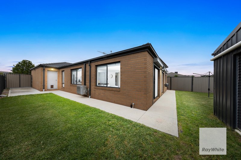 Photo - 38 Sunningdale Drive, Hillside VIC 3037 - Image 10