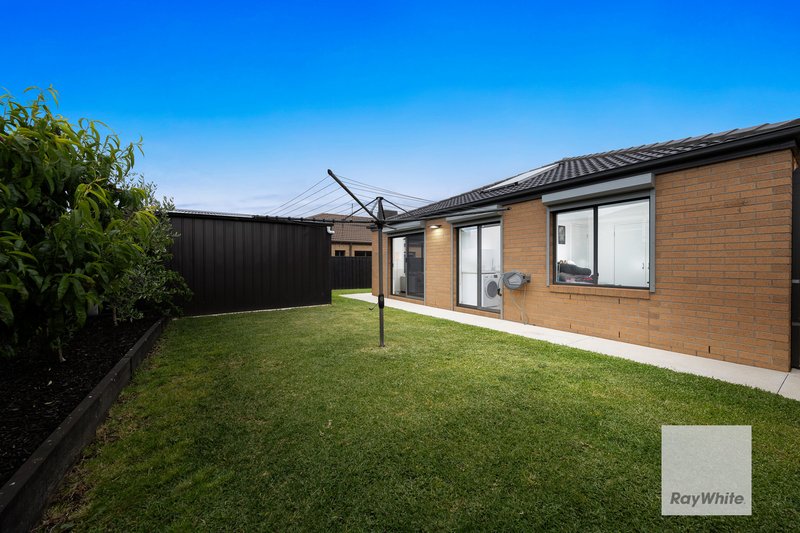 Photo - 38 Sunningdale Drive, Hillside VIC 3037 - Image 11