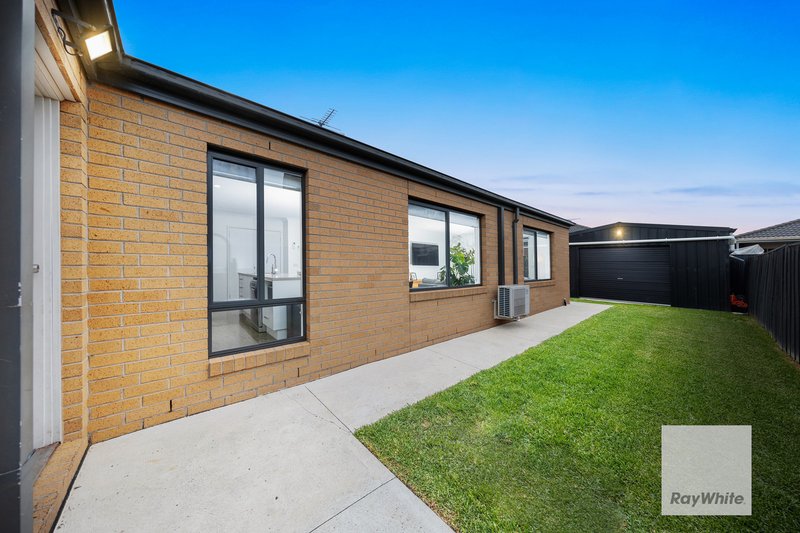 Photo - 38 Sunningdale Drive, Hillside VIC 3037 - Image 12