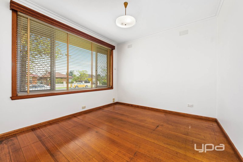 Photo - 38 Swansea Parade, St Albans VIC 3021 - Image 9