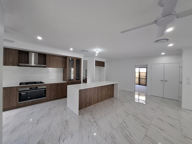 Photo - 38 Tablelands Crescent, Banya QLD 4551 - Image 3