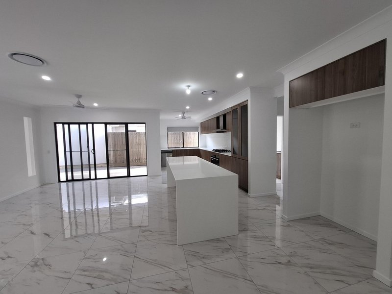 Photo - 38 Tablelands Crescent, Banya QLD 4551 - Image 4