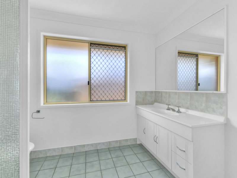 Photo - 38 Trinity Place, Bridgeman Downs QLD 4035 - Image 11