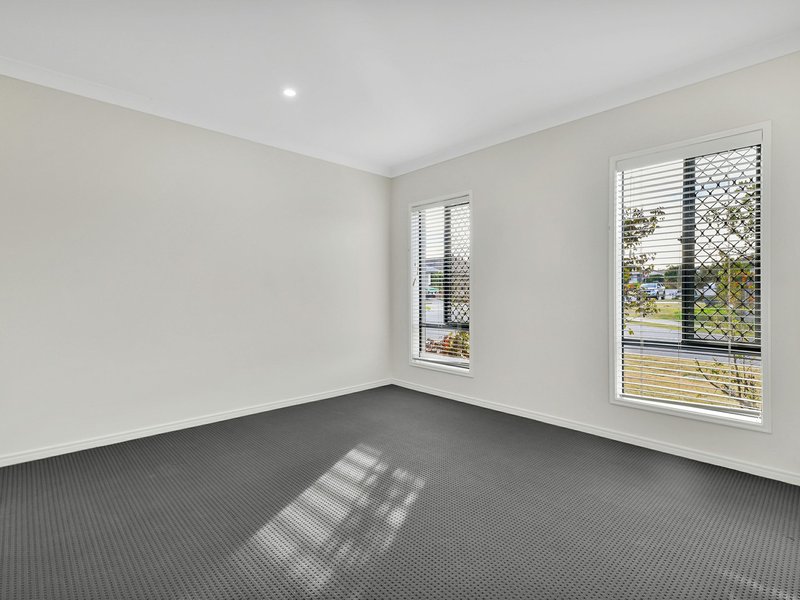 Photo - 38 Walker Circuit, Flagstone QLD 4280 - Image 7