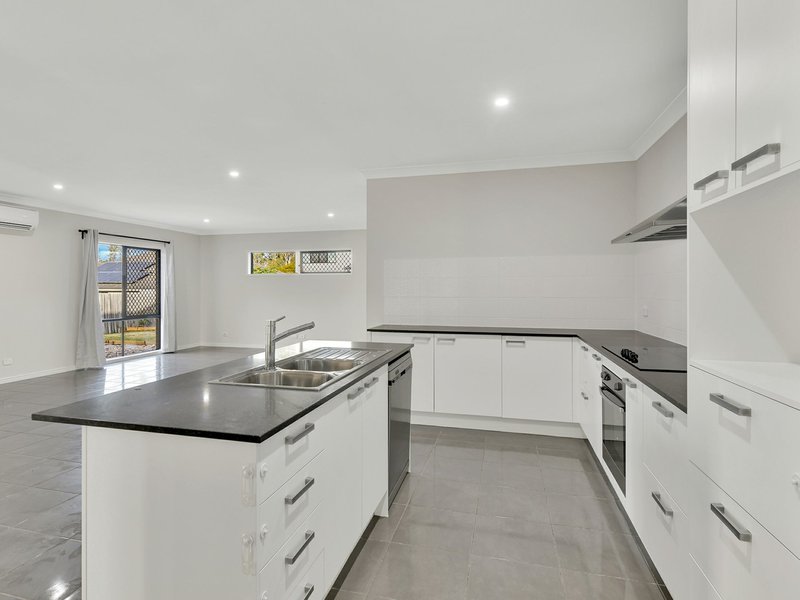 Photo - 38 Walker Circuit, Flagstone QLD 4280 - Image 11