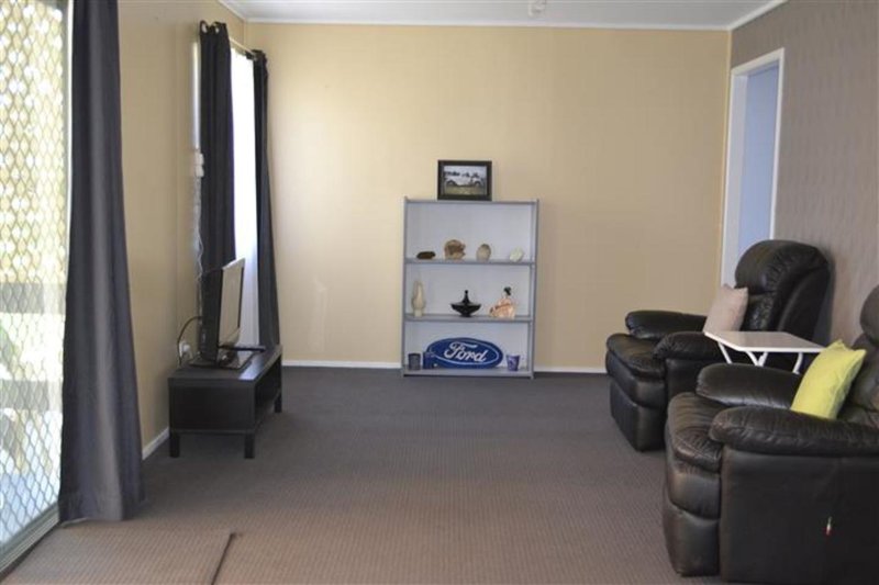 Photo - 38 Wattle Street, New Auckland QLD 4680 - Image 3