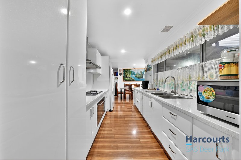 Photo - 38 Woodland Drive, Albanvale VIC 3021 - Image 9