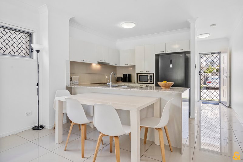 Photo - 38/12 Singh Street, Wynnum West QLD 4178 - Image 2