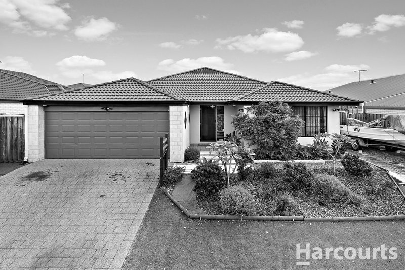 384 Peelwood Parade, Halls Head WA 6210