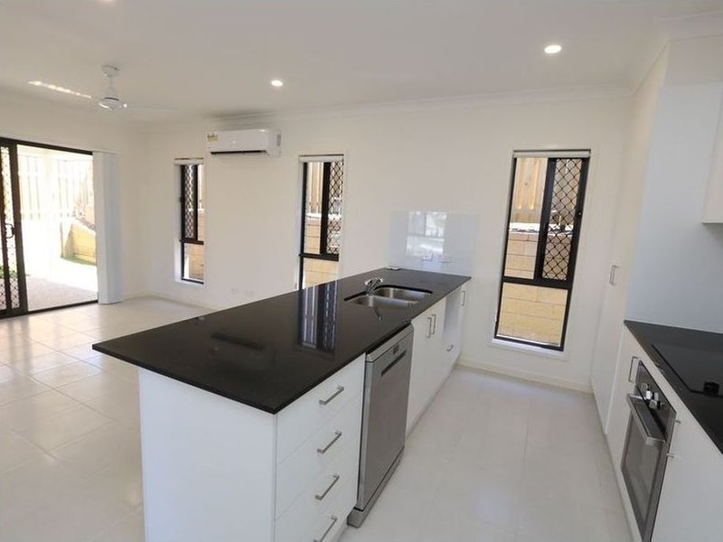 Photo - 39 Augusta Boulevard, Pimpama QLD 4209 - Image 5