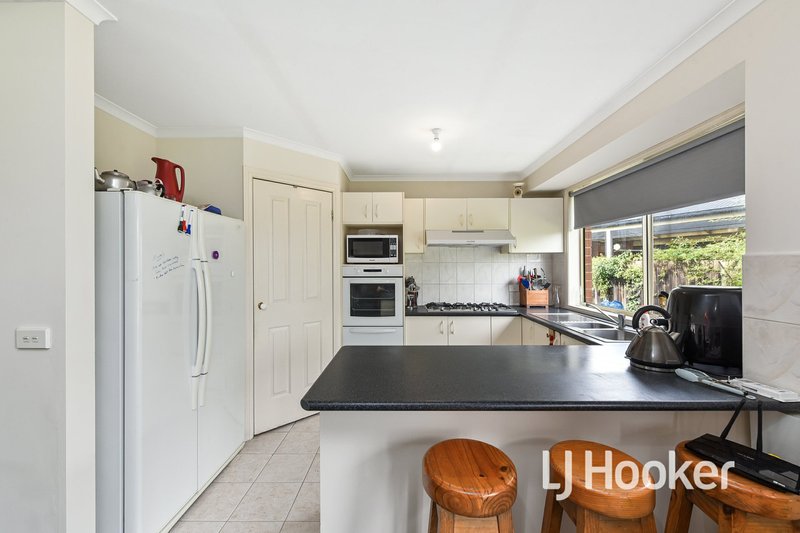 Photo - 39 Bellbrae Crescent, Cranbourne West VIC 3977 - Image 4