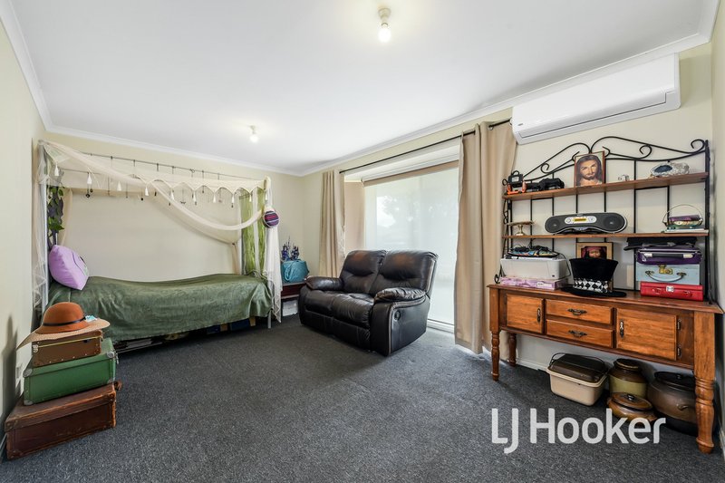 Photo - 39 Bellbrae Crescent, Cranbourne West VIC 3977 - Image 5