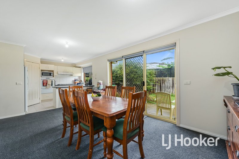 Photo - 39 Bellbrae Crescent, Cranbourne West VIC 3977 - Image 6