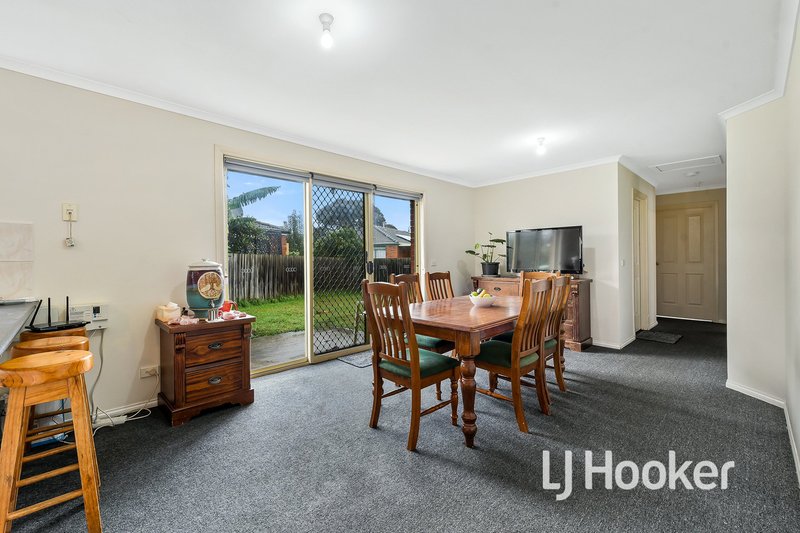 Photo - 39 Bellbrae Crescent, Cranbourne West VIC 3977 - Image 8