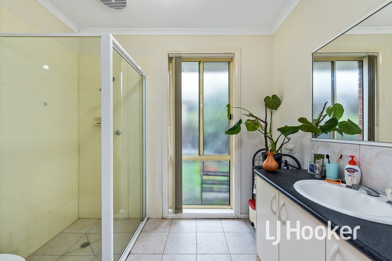 Photo - 39 Bellbrae Crescent, Cranbourne West VIC 3977 - Image 10