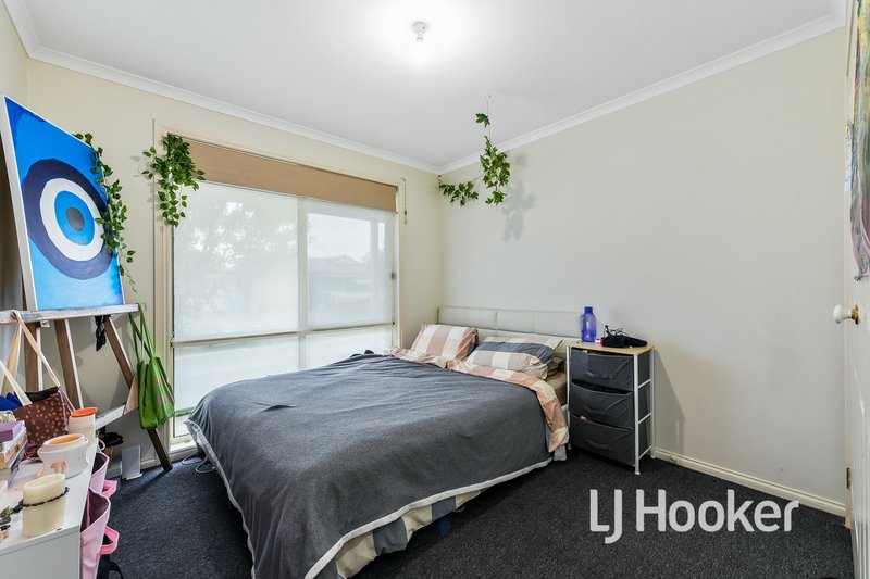 Photo - 39 Bellbrae Crescent, Cranbourne West VIC 3977 - Image 11