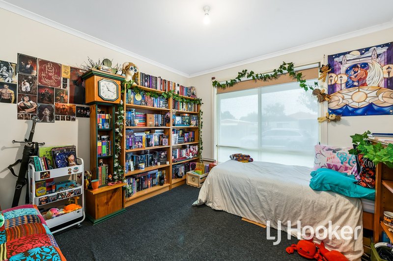 Photo - 39 Bellbrae Crescent, Cranbourne West VIC 3977 - Image 12