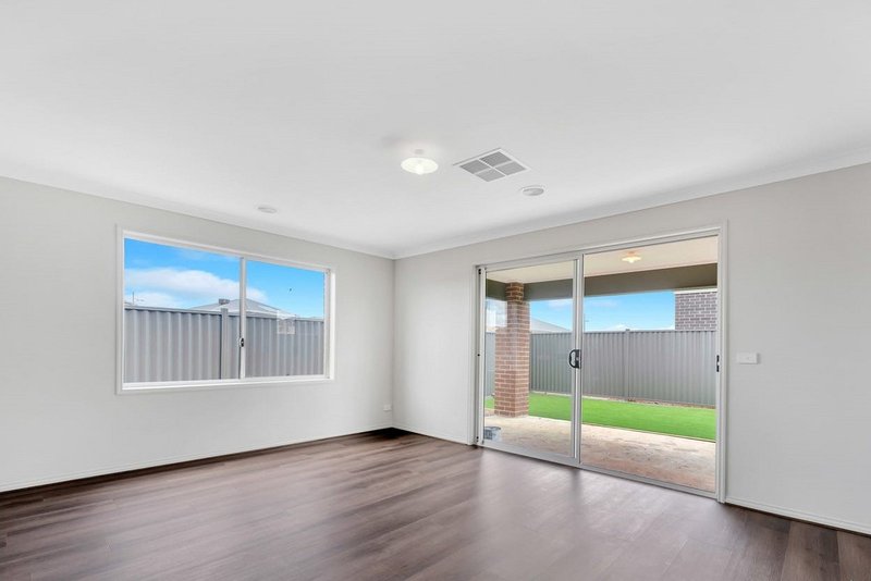 Photo - 39 Bellerive Crescent, Strathtulloh VIC 3338 - Image 3