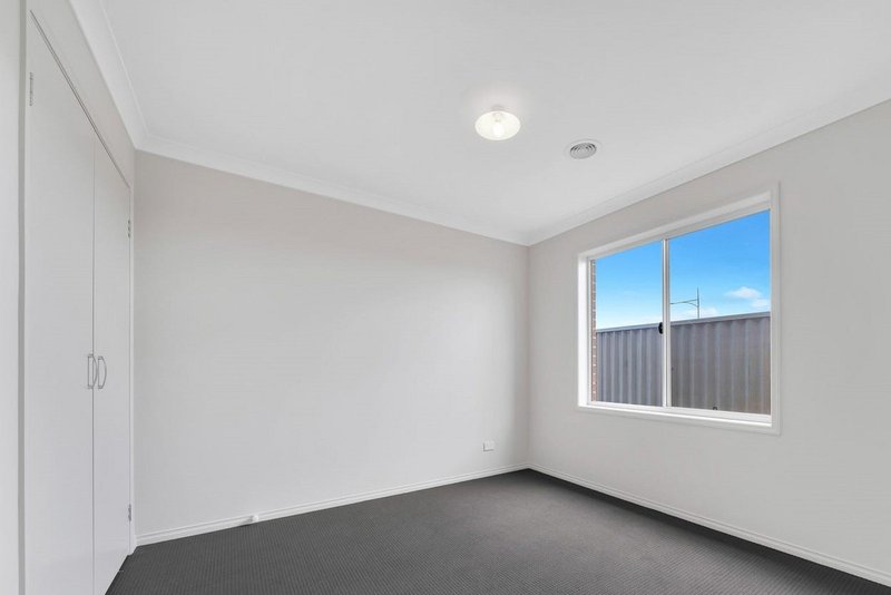 Photo - 39 Bellerive Crescent, Strathtulloh VIC 3338 - Image 6