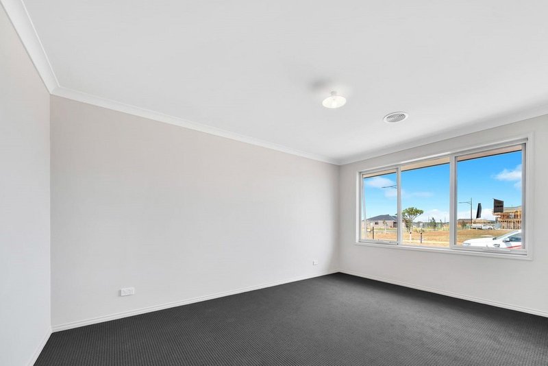 Photo - 39 Bellerive Crescent, Strathtulloh VIC 3338 - Image 8