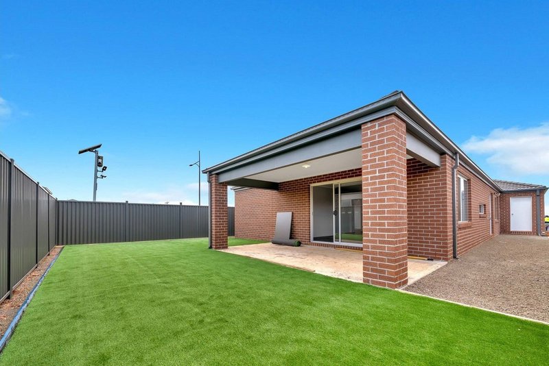 Photo - 39 Bellerive Crescent, Strathtulloh VIC 3338 - Image 11