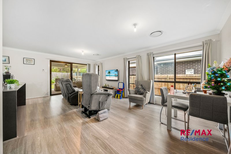 Photo - 39 Bloomfield Avenue, Park Ridge QLD 4125 - Image 2