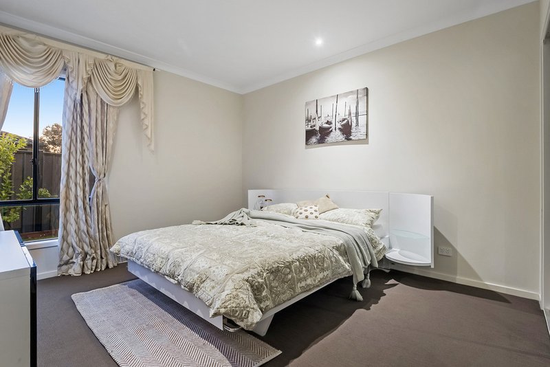 Photo - 39 Brickwood Circuit, Craigieburn VIC 3064 - Image 15