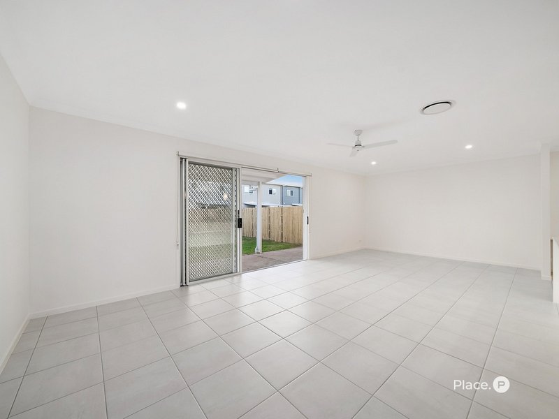 Photo - 39 Cambridge Circuit, Lawnton QLD 4501 - Image 5