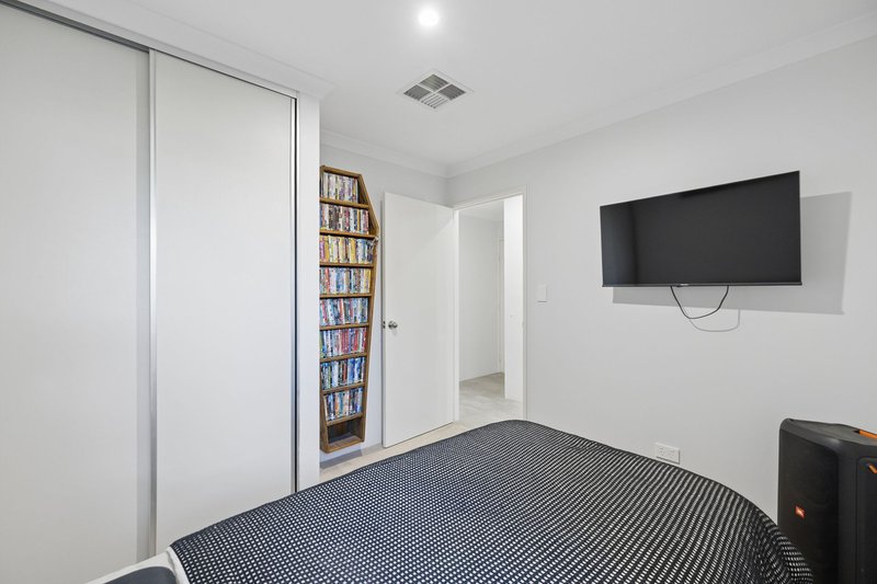 Photo - 39 Cara Way, Wattle Grove WA 6107 - Image 14