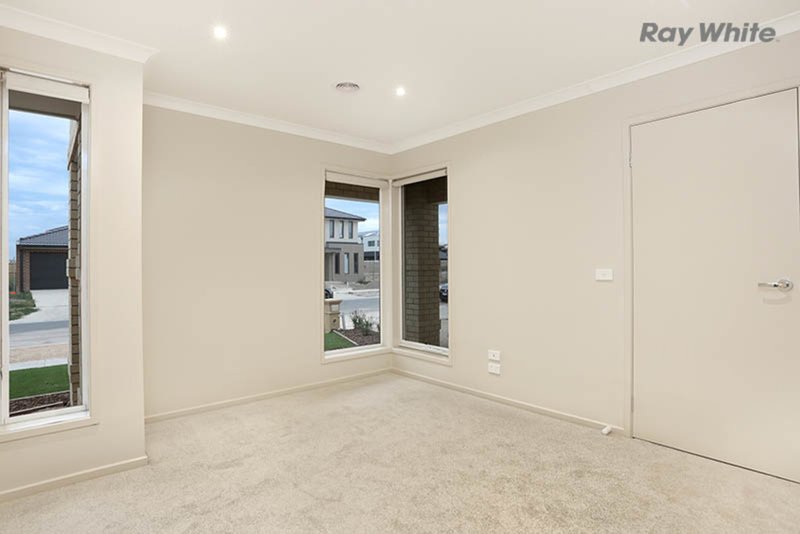 Photo - 39 Coastwatch Road, Point Cook VIC 3030 - Image 3