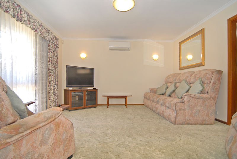 Photo - 39 De Sassenay Crescent, Modbury Heights SA 5092 - Image 5