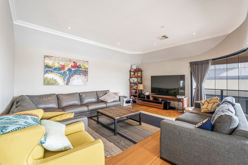 Photo - 3/9 Dorsodura Way, Mandurah WA 6210 - Image 8