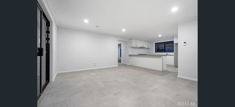Photo - 39 Goldshine Crescent, Drouin VIC 3818 - Image 4
