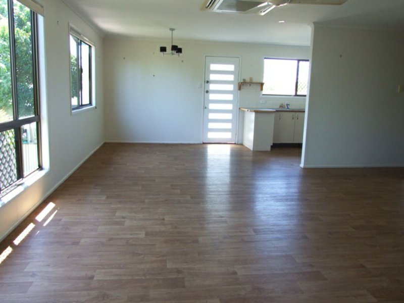 Photo - 39 Hampton Drive, Tannum Sands QLD 4680 - Image 3