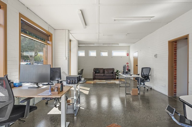 Photo - 39 Henderson Road, Clayton VIC 3168 - Image 4