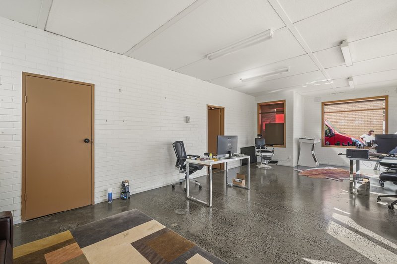 Photo - 39 Henderson Road, Clayton VIC 3168 - Image 5