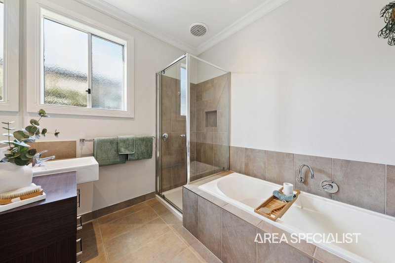 Photo - 39 Henry Lawson Drive, Pakenham VIC 3810 - Image 19