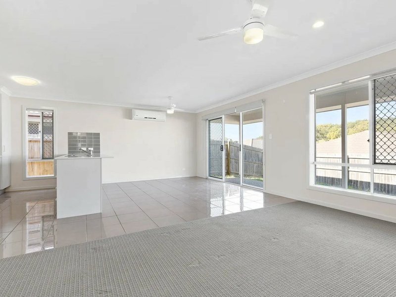 Photo - 39 Huntley Crescent, Redbank Plains QLD 4301 - Image 4