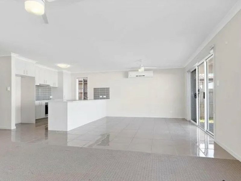 Photo - 39 Huntley Crescent, Redbank Plains QLD 4301 - Image 5