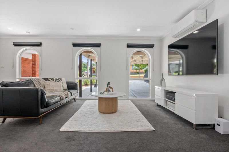 Photo - 39 Illawara Crescent, Bayswater North VIC 3153 - Image 3