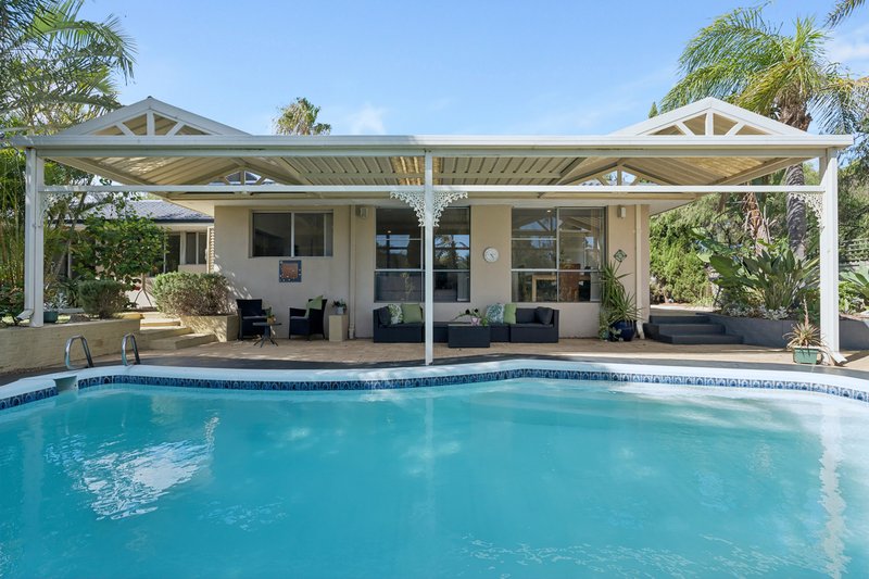 Photo - 39 Justin Drive, Sorrento WA 6020 - Image 2