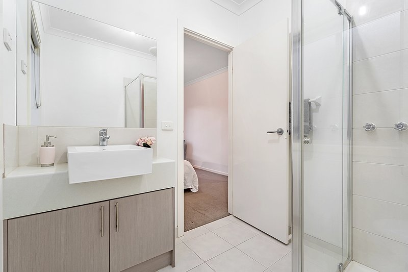 Photo - 39 Kensley Circuit, Craigieburn VIC 3064 - Image 11