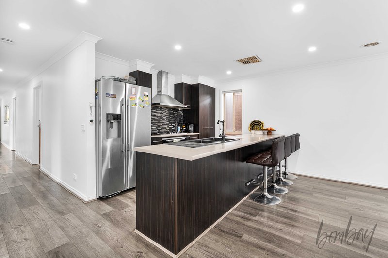 Photo - 39 Kinglake Crescent, Craigieburn VIC 3064 - Image 3