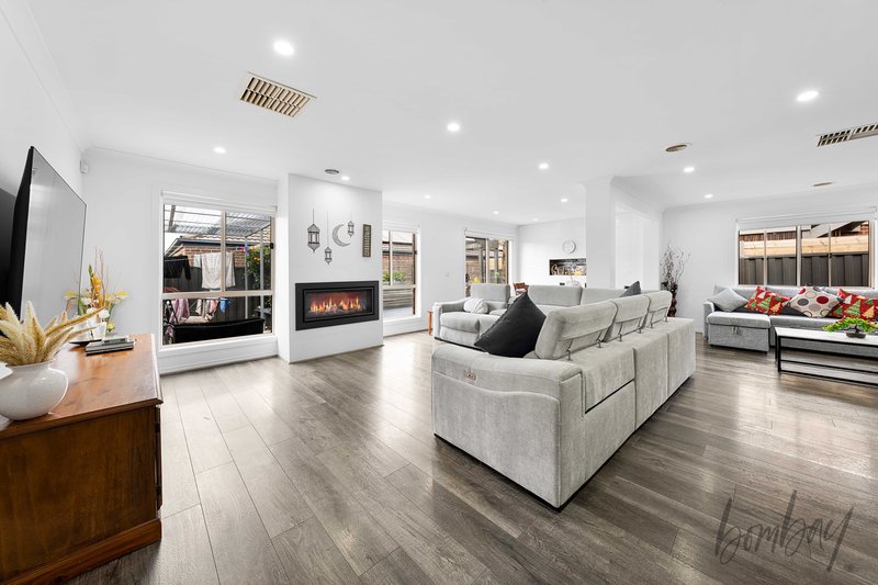 Photo - 39 Kinglake Crescent, Craigieburn VIC 3064 - Image 6