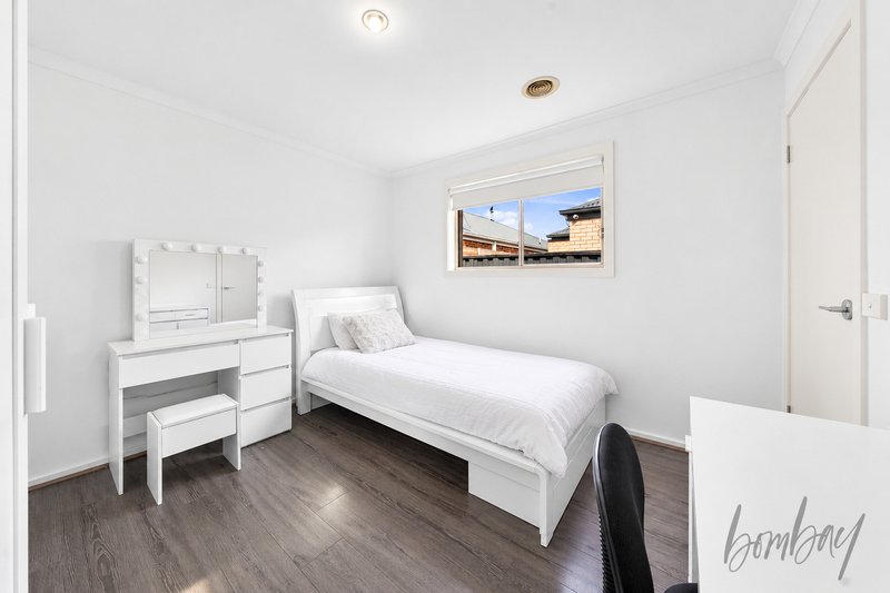 Photo - 39 Kinglake Crescent, Craigieburn VIC 3064 - Image 12