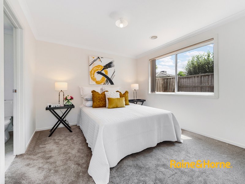 Photo - 39 Kosta Boda Boulevard, Pakenham VIC 3810 - Image 5