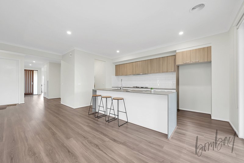 Photo - 39 Molesworth Crescent, Donnybrook VIC 3064 - Image 5