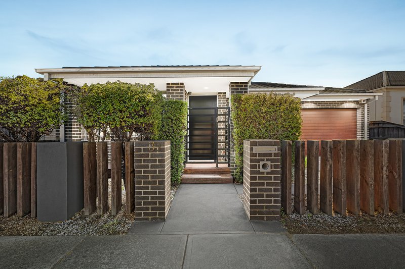Photo - 39 Palm Beach Crescent, Mount Waverley VIC 3149 - Image 1