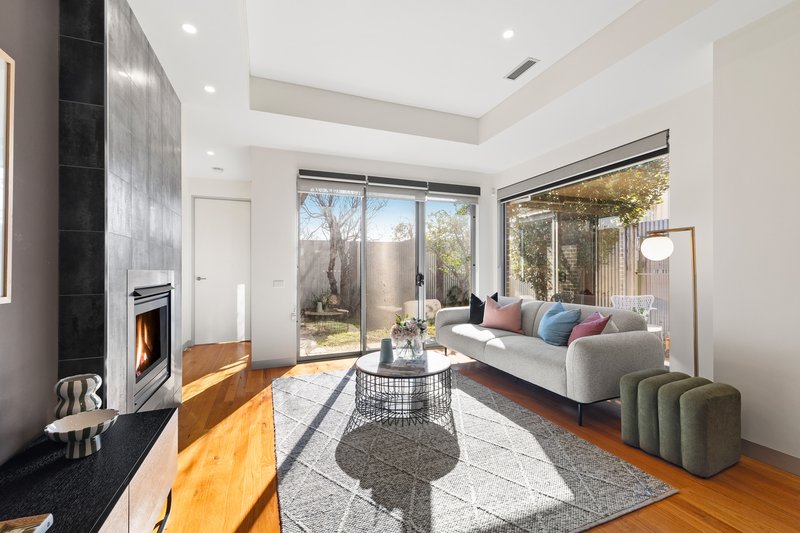 Photo - 39 Palm Beach Crescent, Mount Waverley VIC 3149 - Image 2