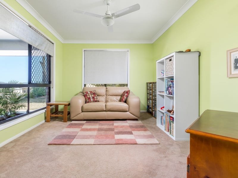 Photo - 39 Pat Slattery Place, Lowood QLD 4311 - Image 6